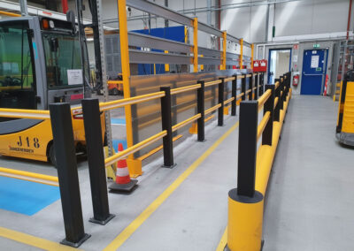 Barreras de seguridad industrial de Boplan instaladas en una planta industrial, separando el tránsito de montacargas y peatones