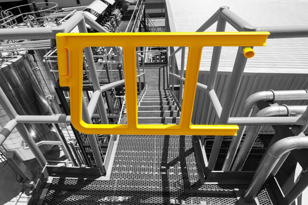 Puerta de seguridad industrial AXES GATE amarilla para protección contra caídas en altura.
